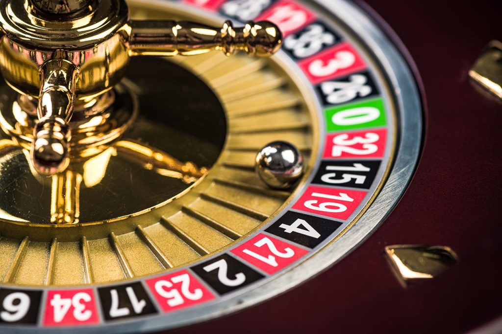 Picture of roulette players and wheel.